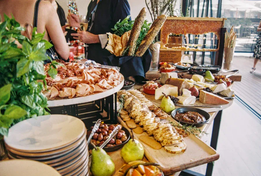 Cómo Decorar y Disponer una Mesa de Buffet o Estilo Familiar