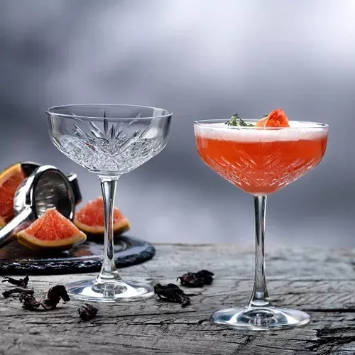 La Copa de Champán Pompadour: Un Brindis con Elegancia y Historia